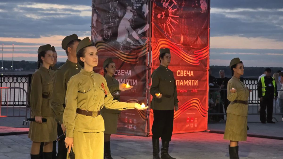 В Перми мемориалу «Скорбящая» возложили цветы В Перми мемориалу «Скорбящая» возложили цветы