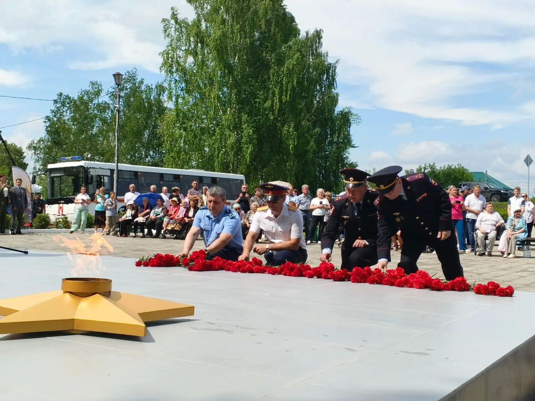 В Кунгуре руководитель территориального следственного отдела принял участие в зажжении Вечного огня у мемориала «Скорбящая мать» В Кунгуре руководитель территориального следственного отдела принял участие в зажжении Вечного огня у мемориала «Скорбящая мать»