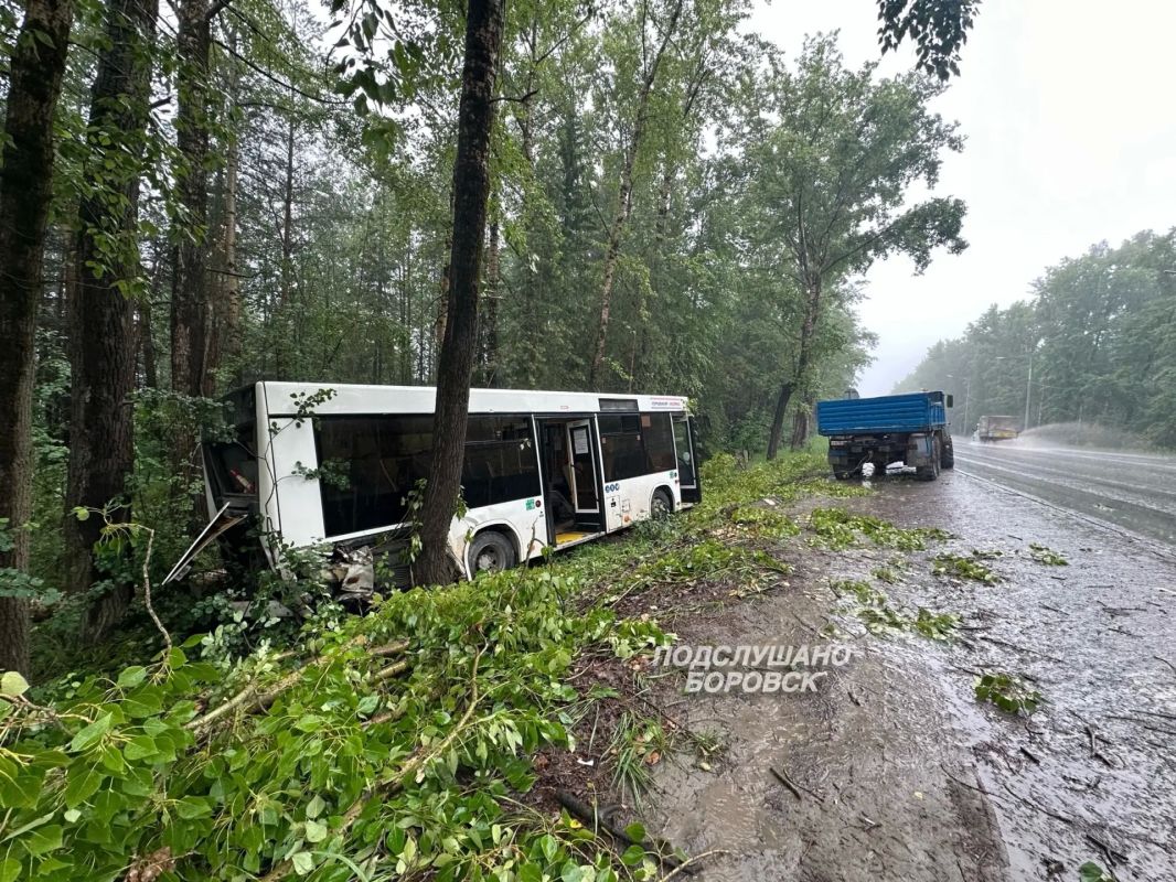 Автобус с пассажирами улетел в кювет в Соликамске Автобус с пассажирами улетел в кювет в Соликамске