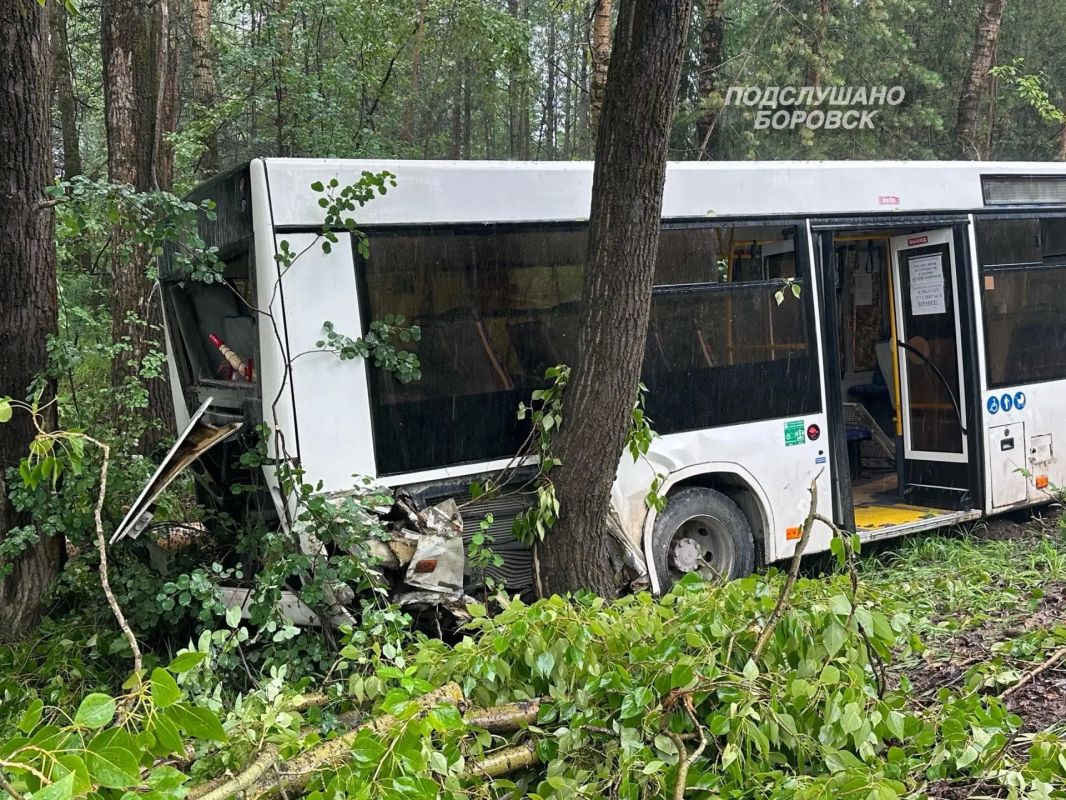 Автобус с пассажирами улетел в кювет в Соликамске Автобус с пассажирами улетел в кювет в Соликамске