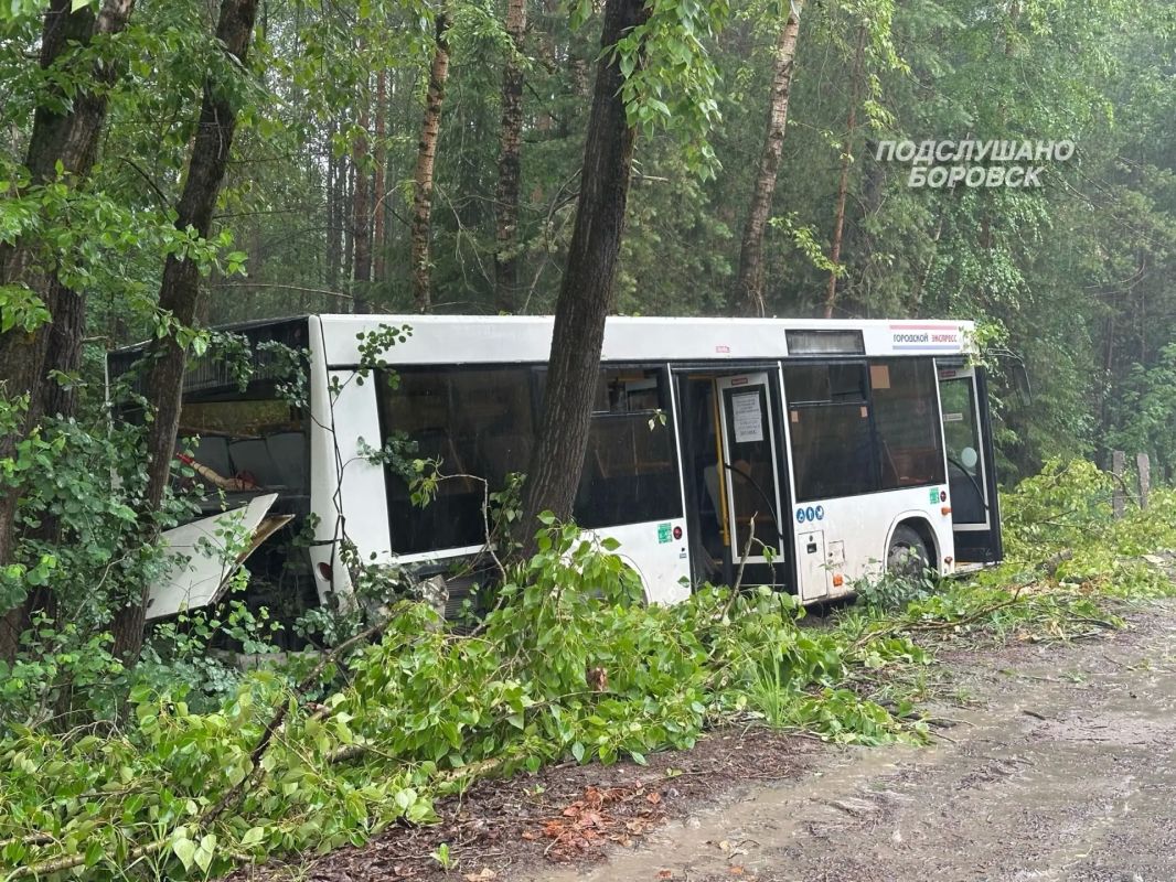 Автобус с пассажирами улетел в кювет в Соликамске Автобус с пассажирами улетел в кювет в Соликамске