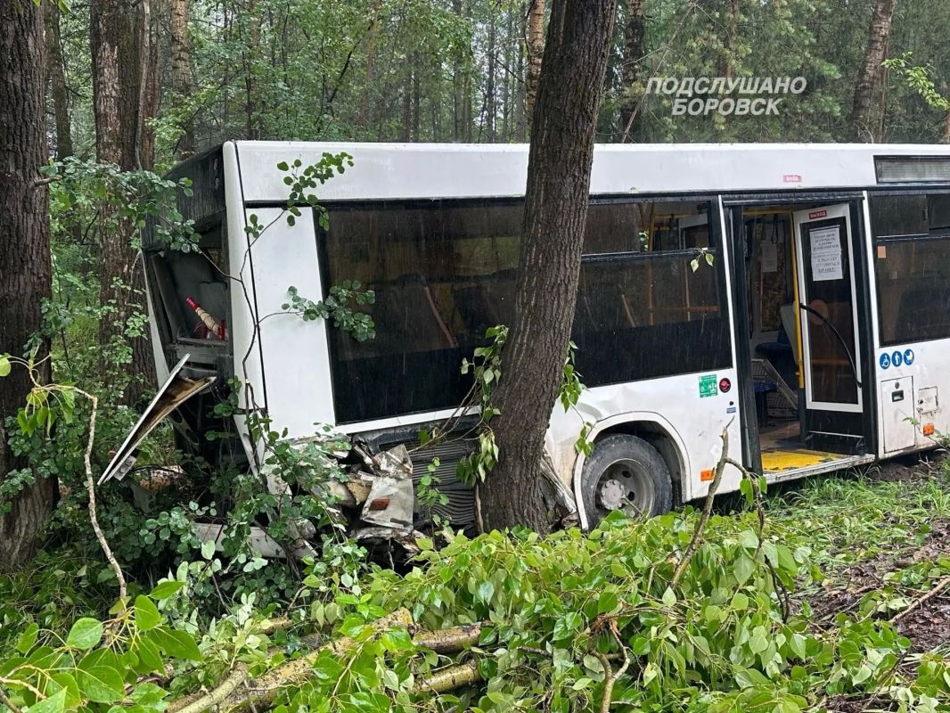 Автобус с пассажирами съехал в кювет в Соликамске Автобус с пассажирами съехал в кювет в Соликамске