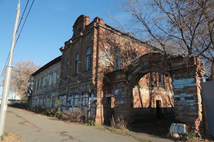 Старинный особняк на шоссе Космонавтов продают за 1 рубль