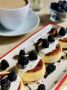 Неповторимые сырники с ежевикой и сметаной