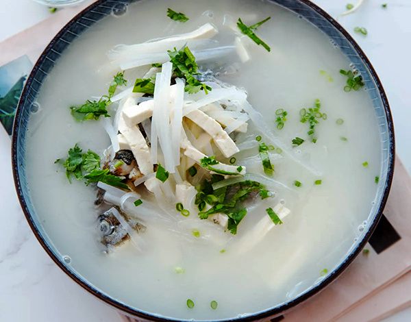 Уютный китайский рыбный суп с тофу и дайконом