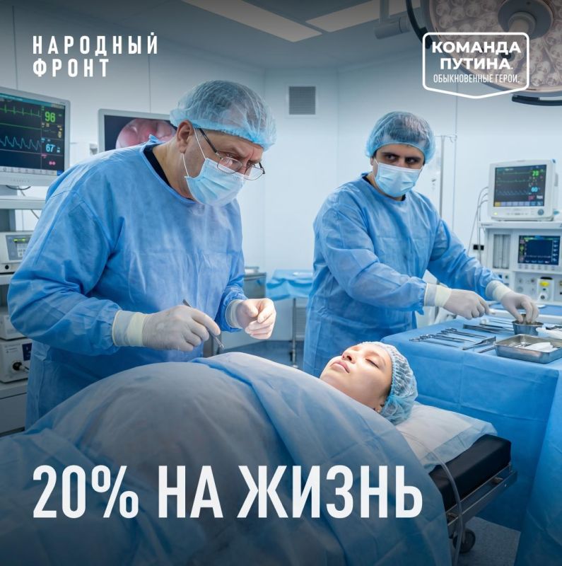 22-летняя Марина из Перми нежно гладит свой округлившийся животик: вместе с мужем они наслаждаются выходными, отдыхая у воды, катаясь на сапбордах