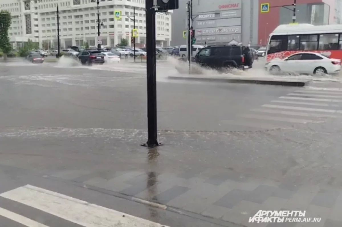 Аномальные ливни надвигаются на Пермский край из-за запредельного для Урала уровня влажности воздуха, который принесет воздушная масса с Южного Урала, сообщил доктор географических наук, метеоролог Андрей Шихов в своей...