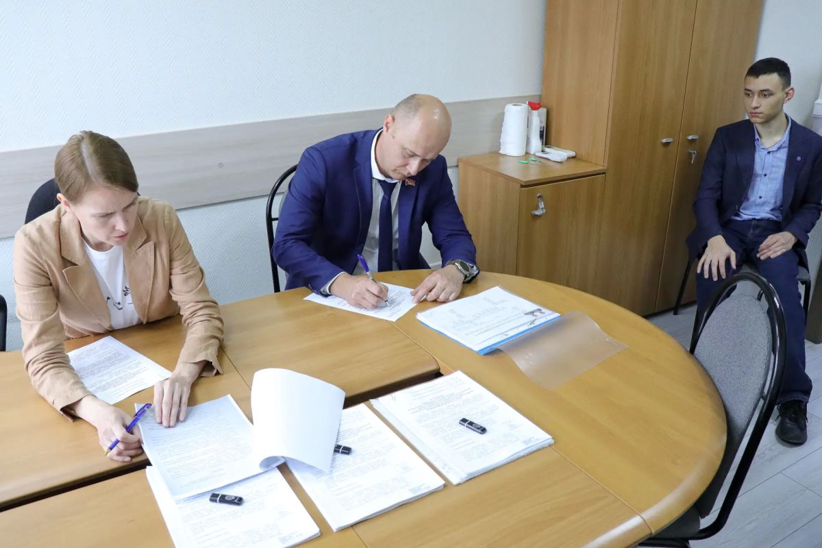 В Избирательную комиссию Пермского края документы на выдвижение в депутаты Государственной Думы РФ по одномандатным избирательным округам подали Дмитрий Новокрещенов – по округу № 62, Ксения Айтакова – по округу № 63, Анна... В Избирательную комиссию Пермского края документы на выдвижение в депутаты Государственной Думы РФ по одномандатным избирательным округам подали Дмитрий Новокрещенов – по округу № 62, Ксения Айтакова – по округу № 63, Анна...
