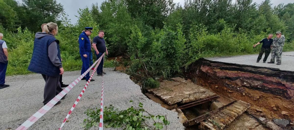 В Кизеловском округе из-за сильного ливня обрушился мост В Кизеловском округе из-за сильного ливня обрушился мост