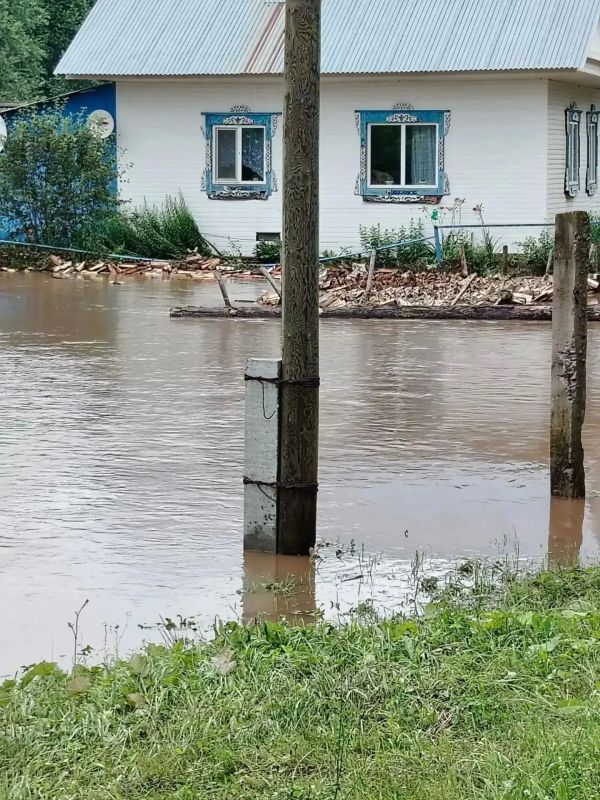 Деревню Атнягузи Октябрьского округа Прикамья затопило из-за разлива реки Ирени Деревню Атнягузи Октябрьского округа Прикамья затопило из-за разлива реки Ирени