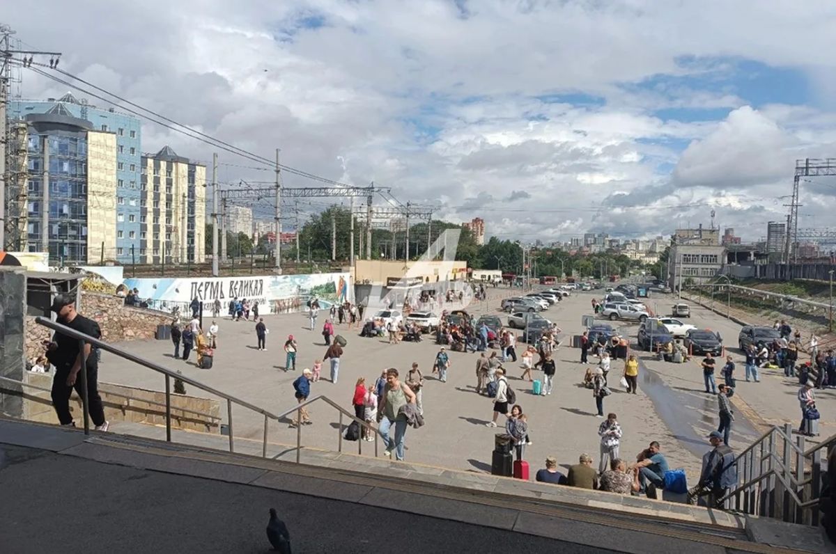 В Перми на вокзале из-за задержек поездов застряли сотни пассажиров В Перми на вокзале из-за задержек поездов застряли сотни пассажиров