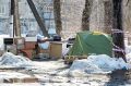 Весной 2026 года 67-летний Александр Иванов поселился в палатке рядом со снесённым домом, где раньше находилась его квартира