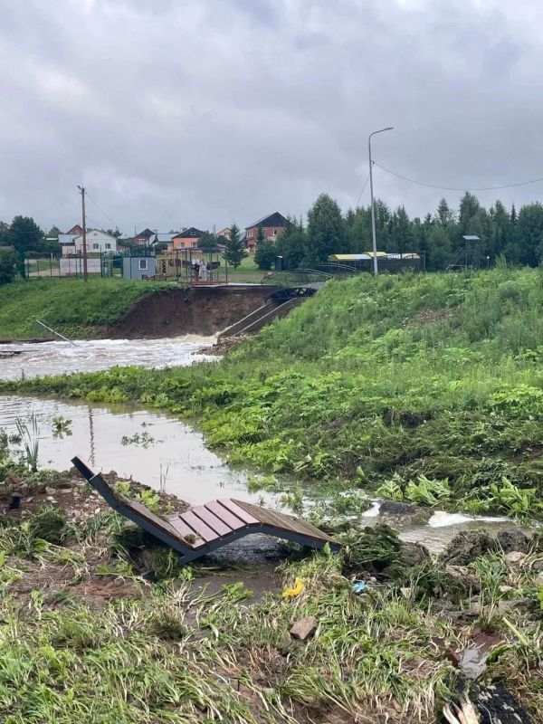 Дома уходят под воду, людей эвакуируют: в Октябрьском районе ввели режим ЧС из-за ливней Дома уходят под воду, людей эвакуируют: в Октябрьском районе ввели режим ЧС из-за ливней