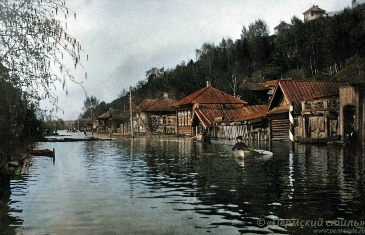 Передвигались на лодках в Перми