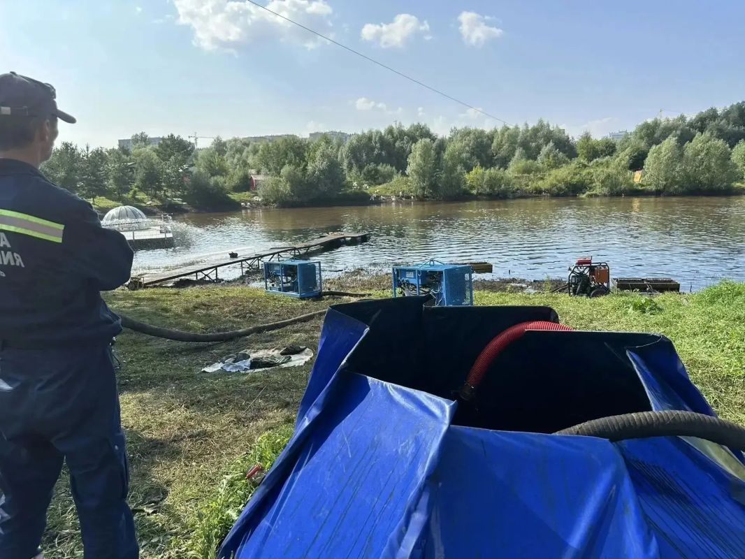 Спасатели Пермской городской службы спасения рассказали подробности ликвидации разлива нефтепродуктов на реке Мулянка Спасатели Пермской городской службы спасения рассказали подробности ликвидации разлива нефтепродуктов на реке Мулянка