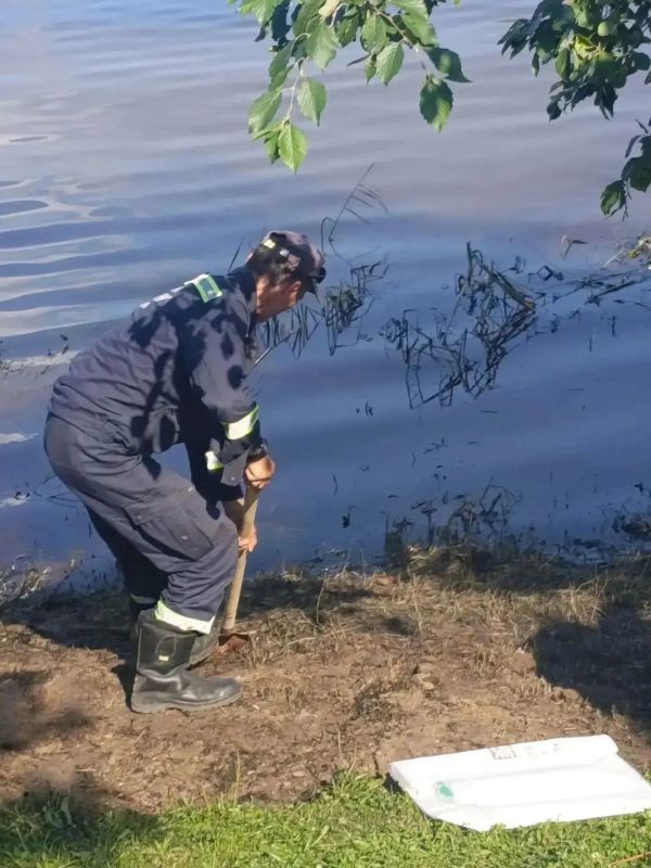Спасатели Пермской городской службы спасения рассказали подробности ликвидации разлива нефтепродуктов на реке Мулянка Спасатели Пермской городской службы спасения рассказали подробности ликвидации разлива нефтепродуктов на реке Мулянка