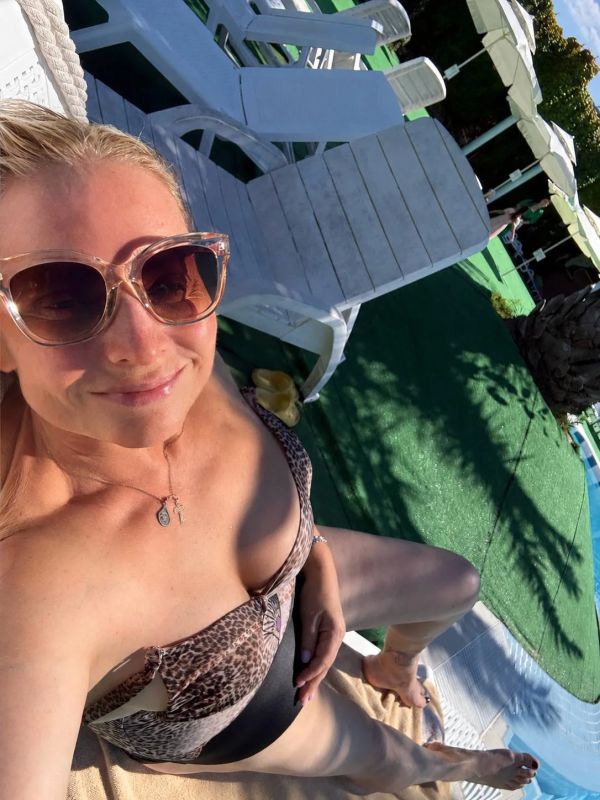 Актриса Светлана Пермякова показала фигуру в купальнике