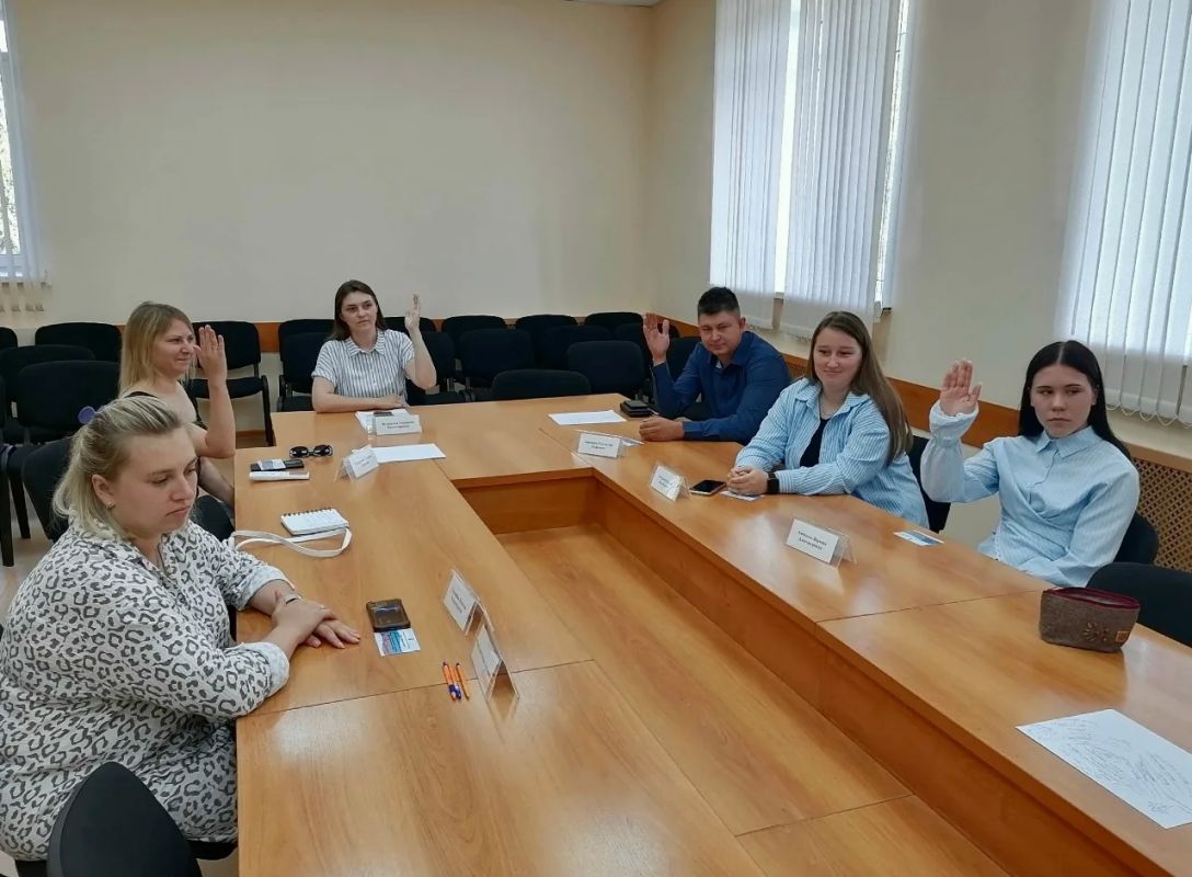В Елово начал работу новый состав Молодежного парламента В Елово начал работу новый состав Молодежного парламента