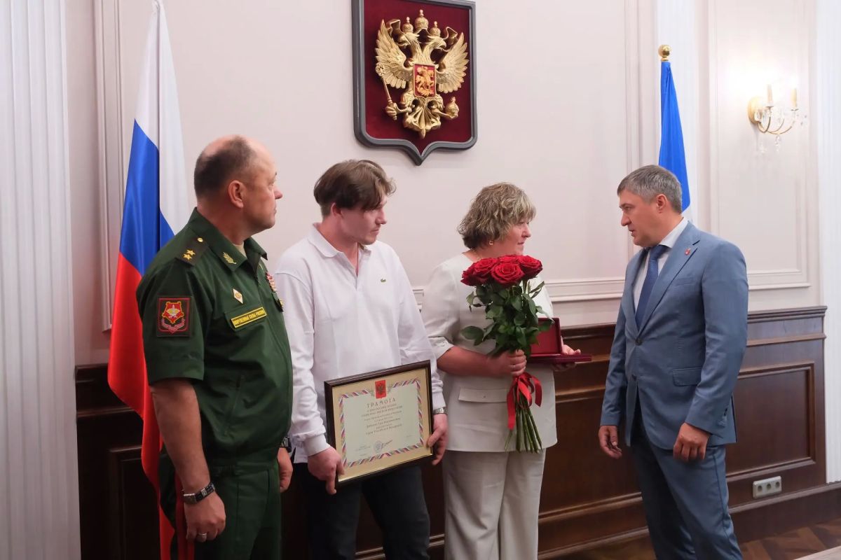 Дмитрий Махонин: Вручили Звезду Героя России матери погибшего разведчика Льва Цибизова Дмитрий Махонин: Вручили Звезду Героя России матери погибшего разведчика Льва Цибизова