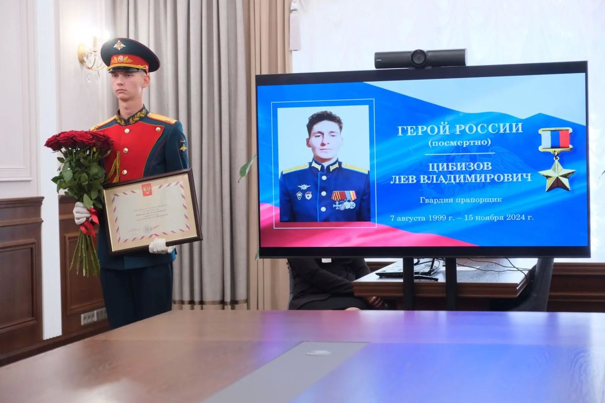 Дмитрий Махонин: Вручили Звезду Героя России матери погибшего разведчика Льва Цибизова Дмитрий Махонин: Вручили Звезду Героя России матери погибшего разведчика Льва Цибизова