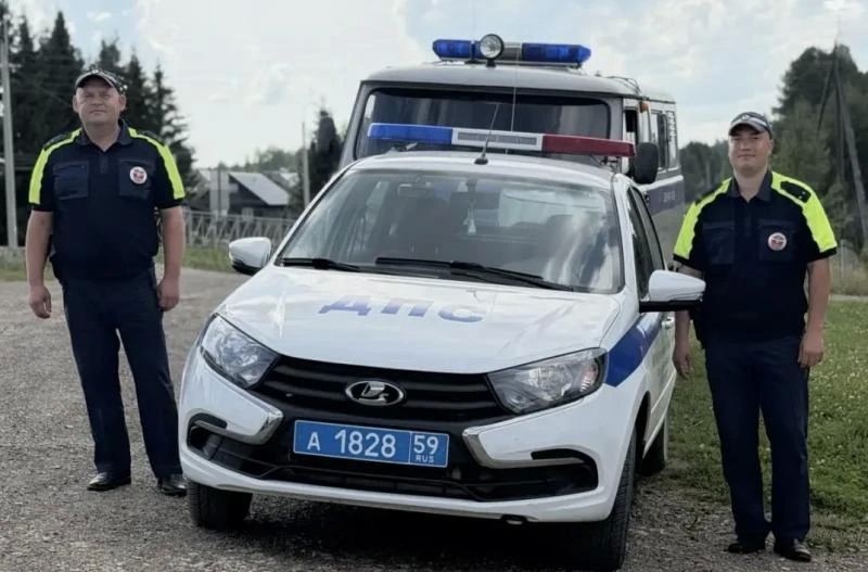 В Прикамье госавтоинспекторы помогли автомобилисту поменять колесо