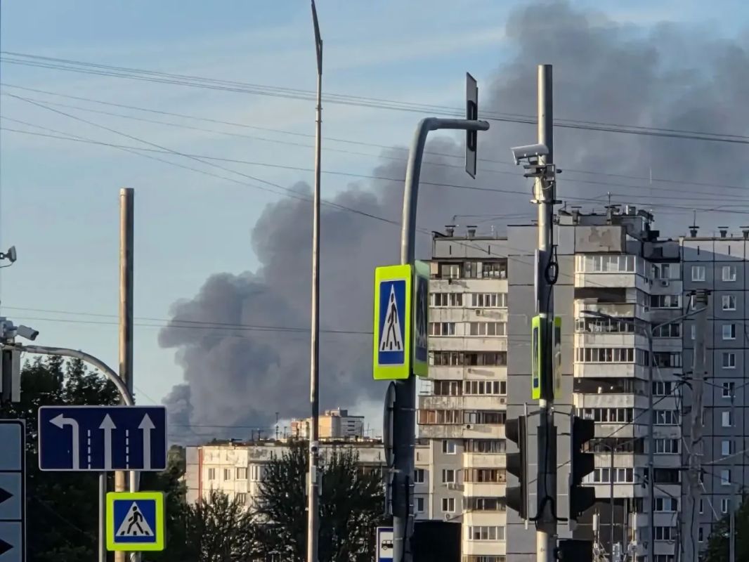 В МЧС сообщили , что ликвидируют пожар на производственном объекте на улице Соликамской В МЧС сообщили , что ликвидируют пожар на производственном объекте на улице Соликамской