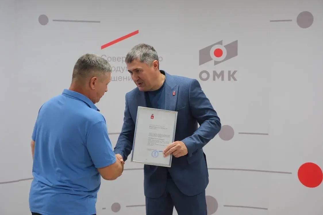 Губернатор Пермского края Дмитрий Махонин во время рабочей поездки в Чусовой посетил завод ОМК и вручил сотрудникам благодарственные письма за вклад в развитие промышленности региона