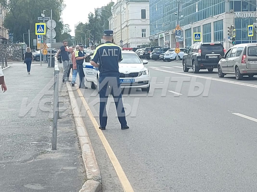 На улице Куйбышева у ТЦ «Колизей» автомобиль сбил ребенка на самокате, рассказали v-kurse.ru в краевом МВД На улице Куйбышева у ТЦ «Колизей» автомобиль сбил ребенка на самокате, рассказали v-kurse.ru в краевом МВД