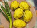 Запечённые картофельные половинки с ароматной начинкой: просто и вкусно!
