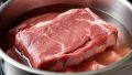 Почему размораживание мяса в воде опасно для здоровья