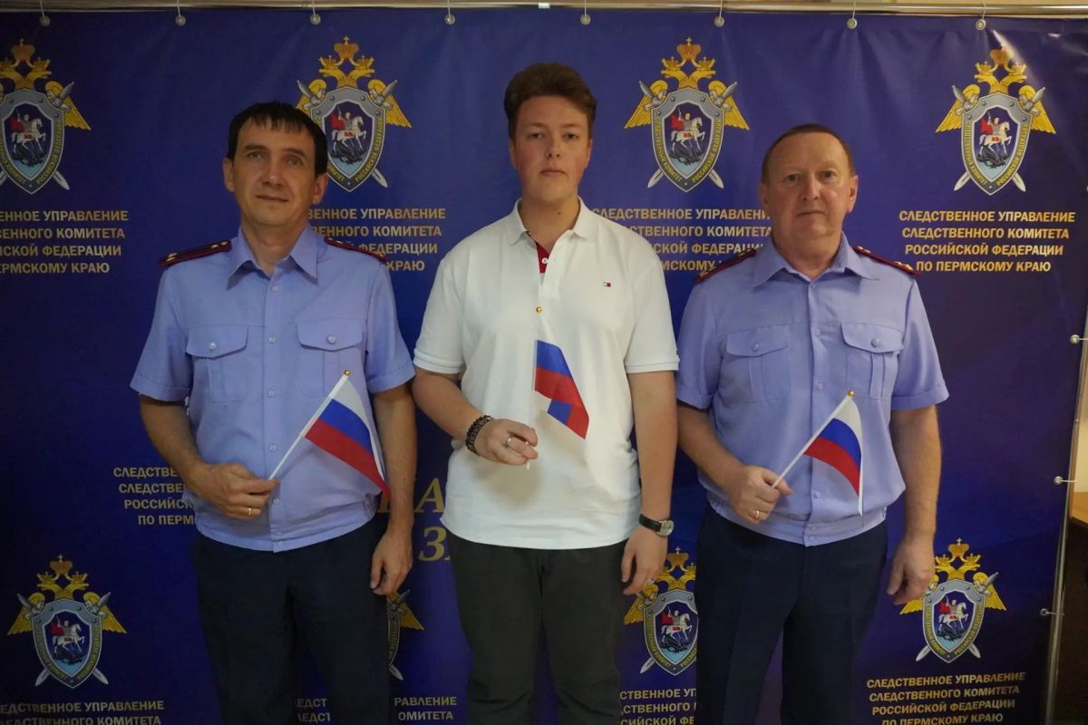 В Перми офицеры СК России провели акцию в преддверии Дня Государственного флага Российской Федерации В Перми офицеры СК России провели акцию в преддверии Дня Государственного флага Российской Федерации