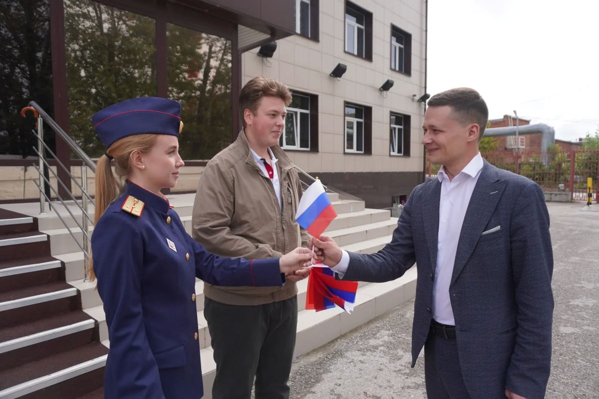 В Перми офицеры СК России провели акцию в преддверии Дня Государственного флага Российской Федерации В Перми офицеры СК России провели акцию в преддверии Дня Государственного флага Российской Федерации