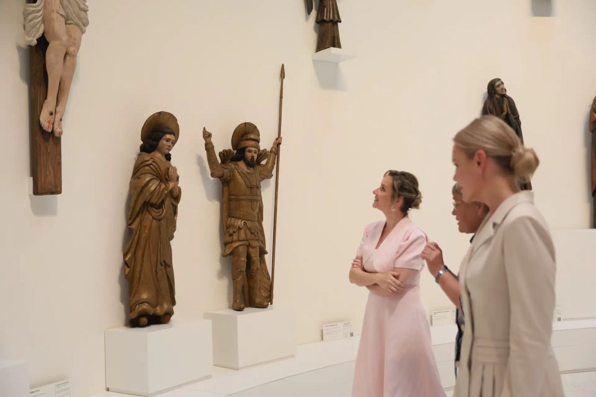 Мария Львова-Белова: Резные скульптуры Иисуса Христа, Богоматери, святых, ангелов в пространстве, напоминающим соборное, – это сильное впечатление Мария Львова-Белова: Резные скульптуры Иисуса Христа, Богоматери, святых, ангелов в пространстве, напоминающим соборное, – это сильное впечатление
