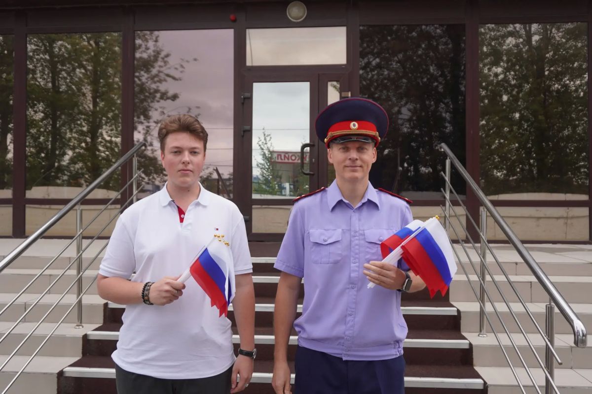 В Перми офицеры СК России провели акцию в преддверии Дня Государственного флага Российской Федерации В Перми офицеры СК России провели акцию в преддверии Дня Государственного флага Российской Федерации