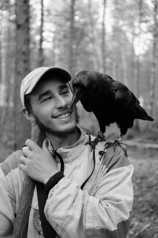 Умер 29-летний Александр Чугайнов — автор YouTube-канала "Ворон TV" и хозяин знаменитого ворона Гоши Умер 29-летний Александр Чугайнов — автор YouTube-канала "Ворон TV" и хозяин знаменитого ворона Гоши
