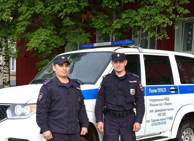 В Перми сотрудники патрульно-постовой службы полиции спасли девушку, упавшую с моста в реку В Перми сотрудники патрульно-постовой службы полиции спасли девушку, упавшую с моста в реку
