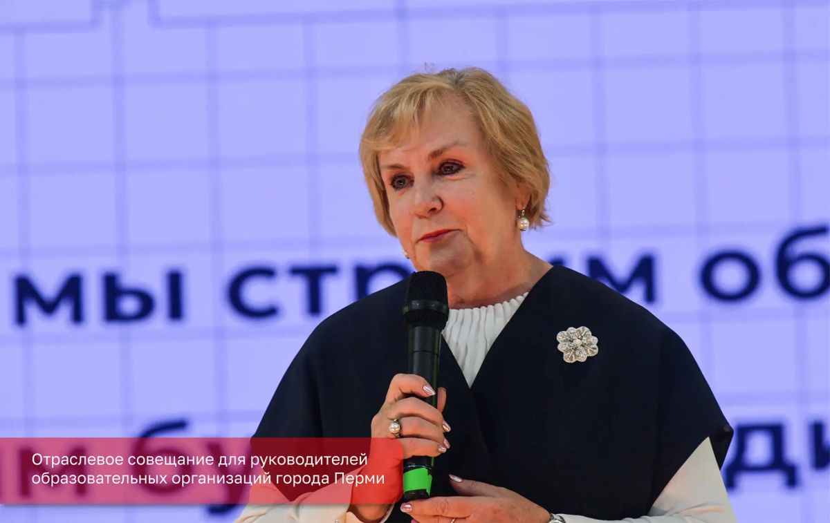 Эдуард Соснин: До начала нового учебного года всего пара дней, самое время вспомнить успехи прошлого года и наметить планы на год наступающий, определить приоритеты и цели в сфере пермского образования Эдуард Соснин: До начала нового учебного года всего пара дней, самое время вспомнить успехи прошлого года и наметить планы на год наступающий, определить приоритеты и цели в сфере пермского образования