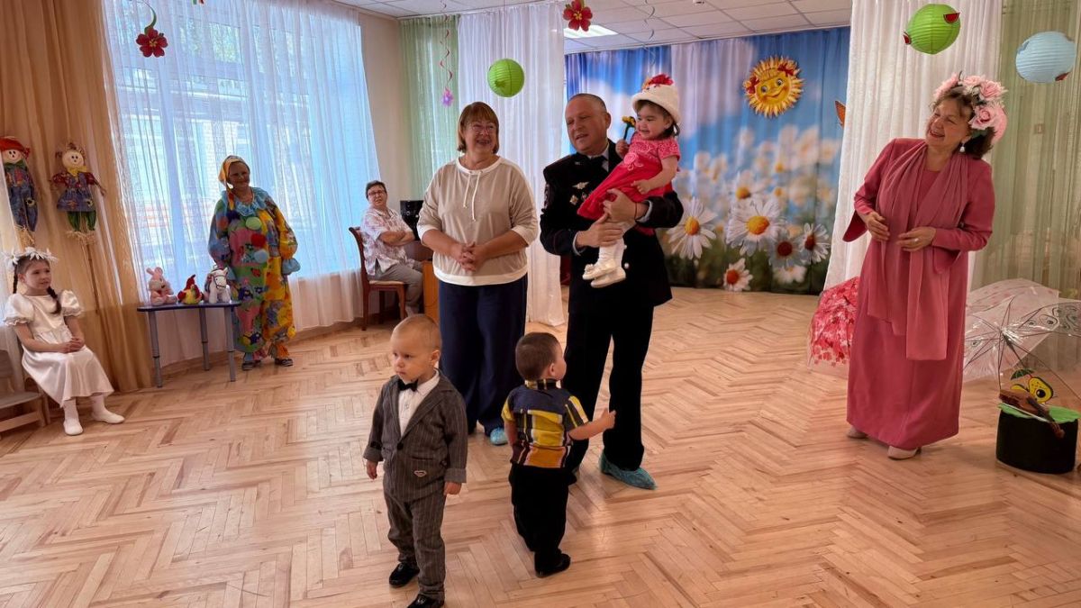 Сотрудники Управления Госавтоинспекции в преддверии Дня знаний посетили подшефный детский дом Сотрудники Управления Госавтоинспекции в преддверии Дня знаний посетили подшефный детский дом