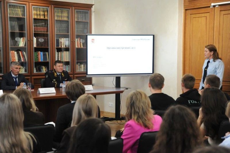 Диалог о будущем: начальник регионального МВД предложил выпускникам педагогического вуза стать частью команды пермской полиции Диалог о будущем: начальник регионального МВД предложил выпускникам педагогического вуза стать частью команды пермской полиции