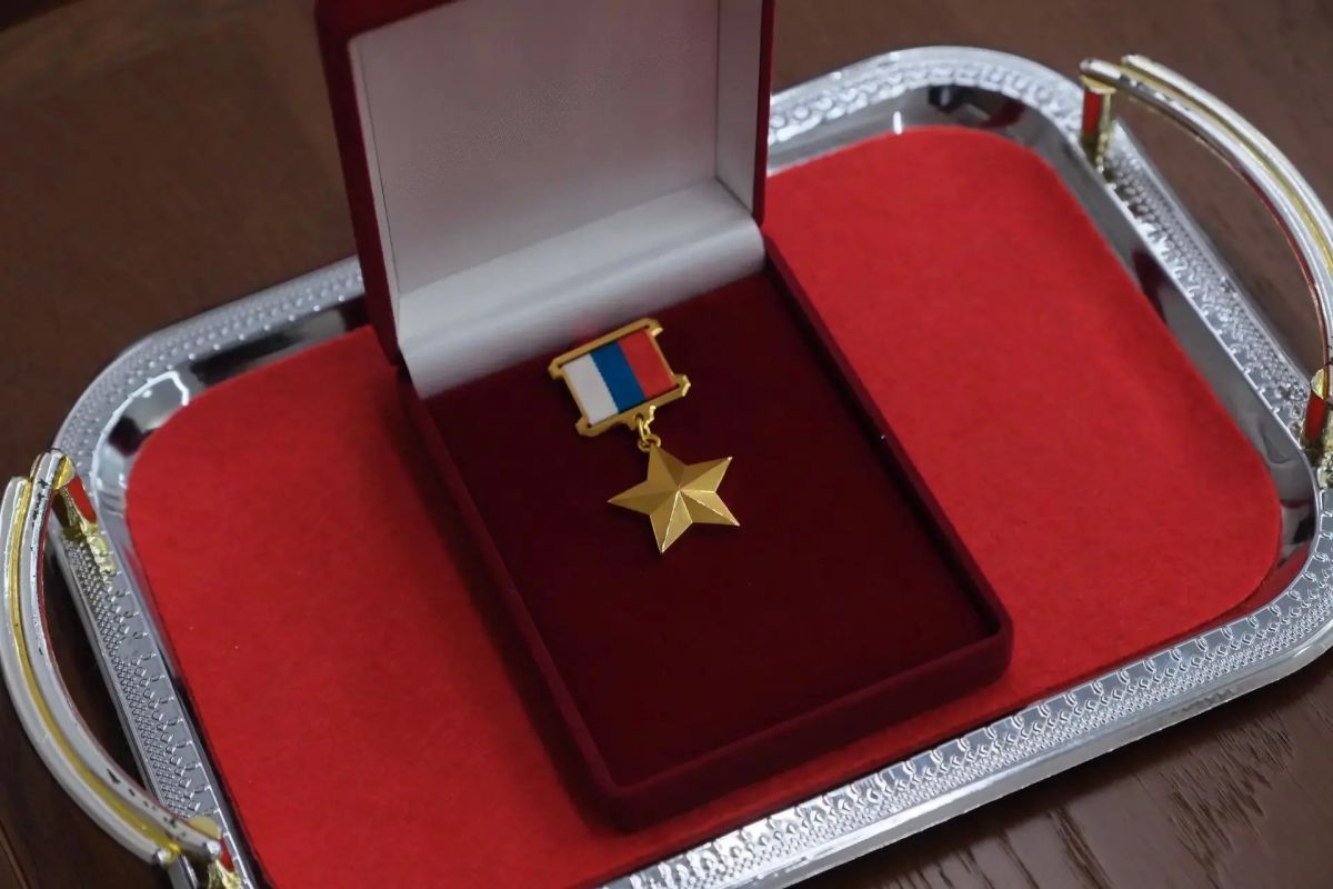 В Перми родителям Героя России Ильи Кужлева передали медаль «Золотая Звезда» В Перми родителям Героя России Ильи Кужлева передали медаль «Золотая Звезда»