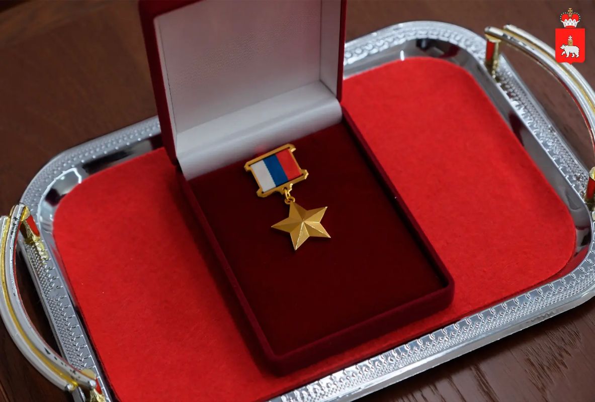 Семье погибшего летчика Ильи Кужлева передали Звезду Героя России Семье погибшего летчика Ильи Кужлева передали Звезду Героя России