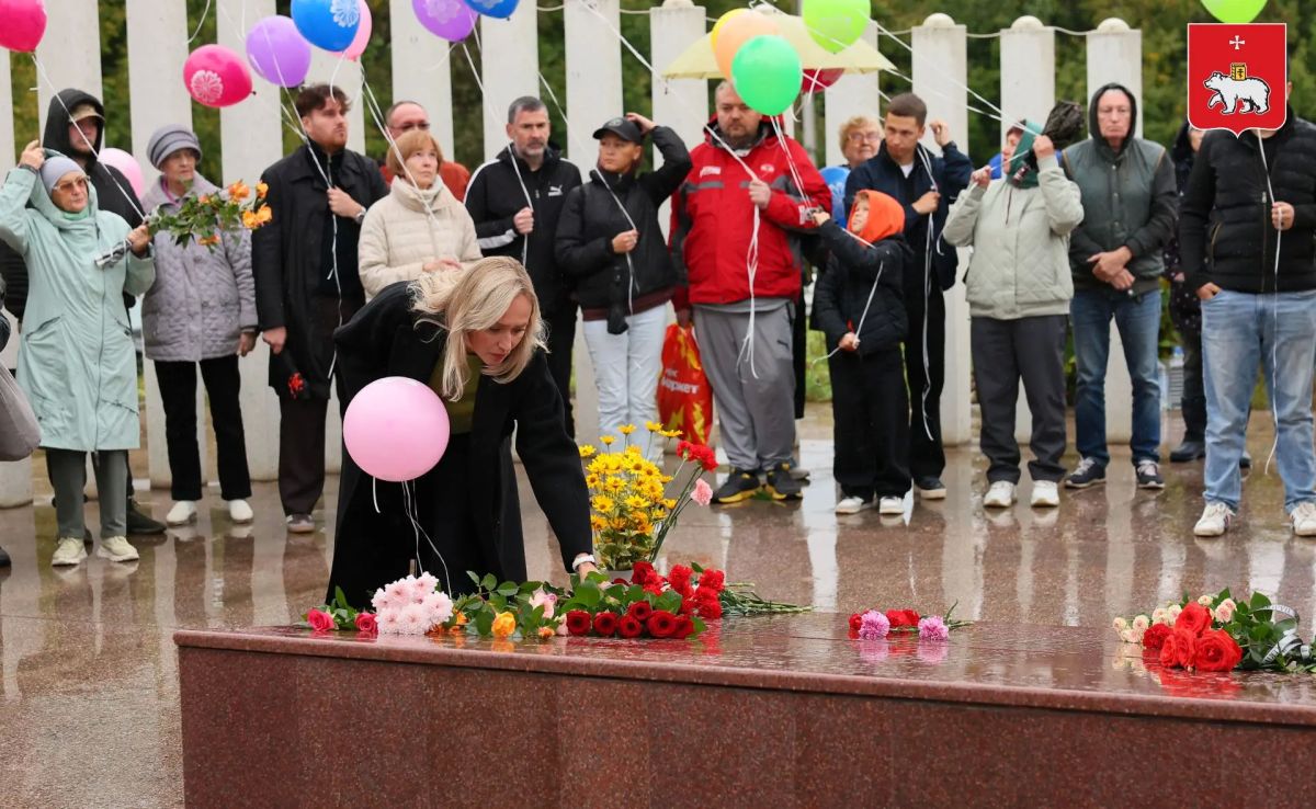 В Перми почтили память погибших при крушении «Боинга» В Перми почтили память погибших при крушении «Боинга»