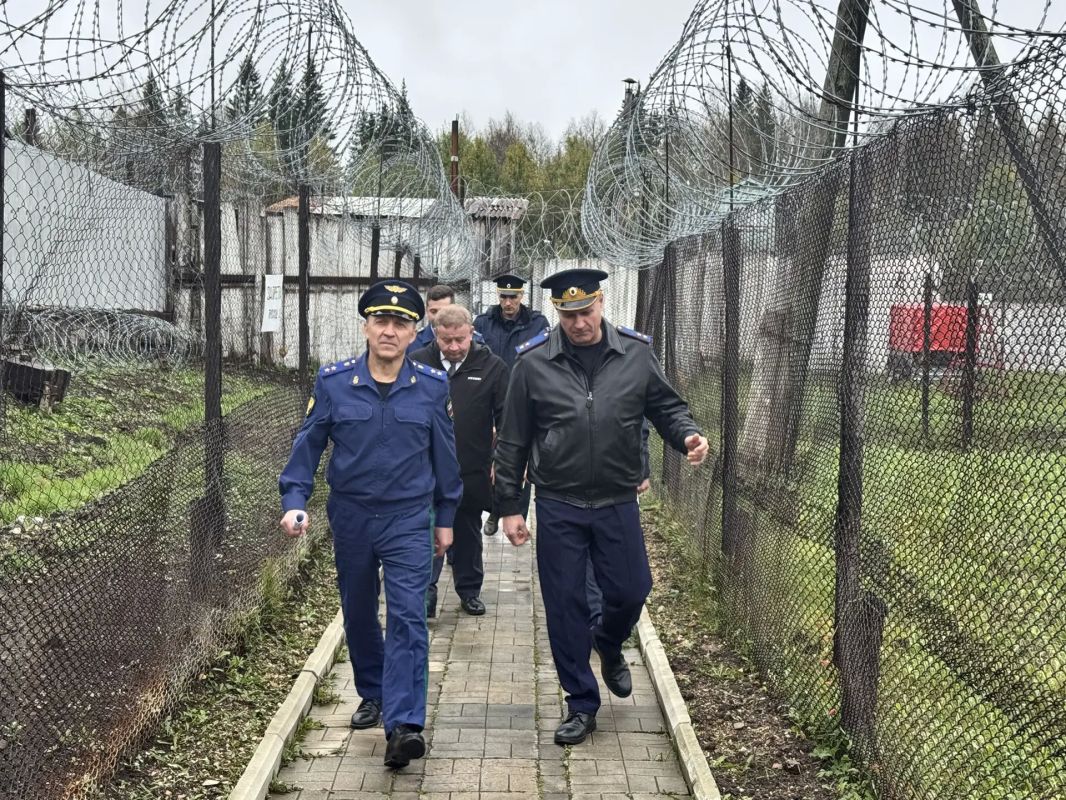 Прокурор Пермского края Павел Бухтояров совместно с руководителем краевой налоговой службы Натальей Гуровой, начальником ГУФСИН России по Пермскому краю Леонидом Мустайкиным и Уполномоченным по защите прав предпринимателей... Прокурор Пермского края Павел Бухтояров совместно с руководителем краевой налоговой службы Натальей Гуровой, начальником ГУФСИН России по Пермскому краю Леонидом Мустайкиным и Уполномоченным по защите прав предпринимателей...