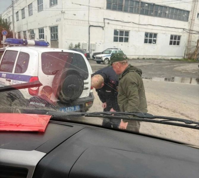 В Пермском крае полицейские пришли на помощь волонтёрам прямо на дороге В Пермском крае полицейские пришли на помощь волонтёрам прямо на дороге