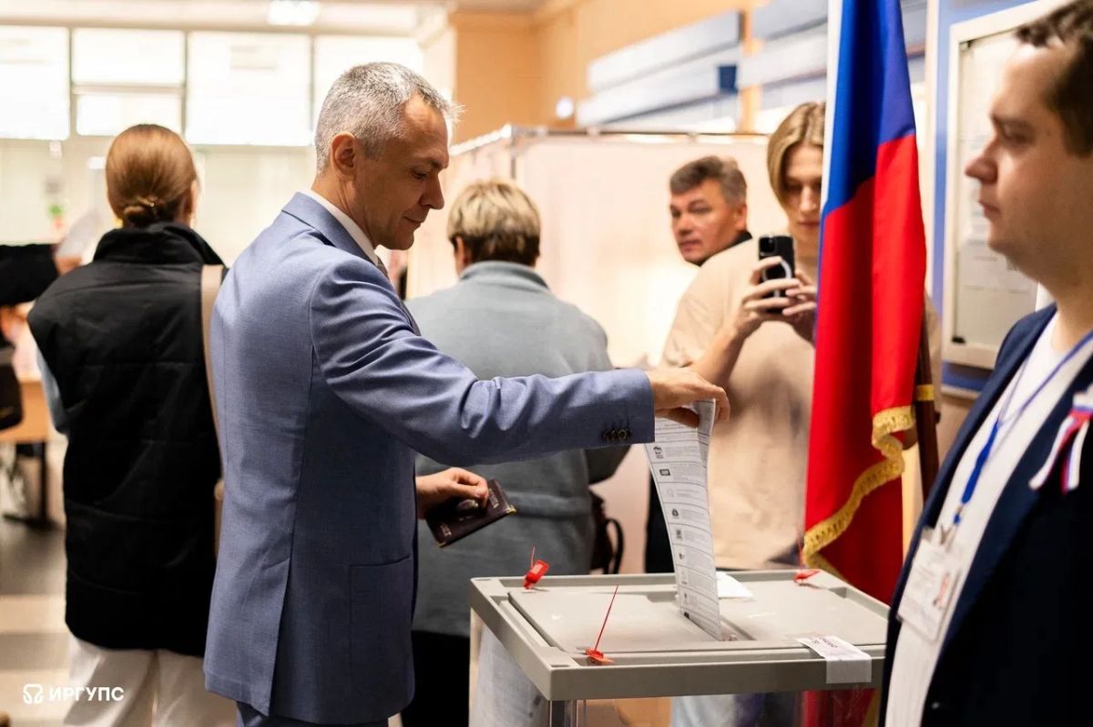 Росжелдор голосует!. Руководитель Федерального агентства железнодорожного транспорта Александр Сахаров проголосовал очно на одном из избирательных участков в Москве Росжелдор голосует!. Руководитель Федерального агентства железнодорожного транспорта Александр Сахаров проголосовал очно на одном из избирательных участков в Москве