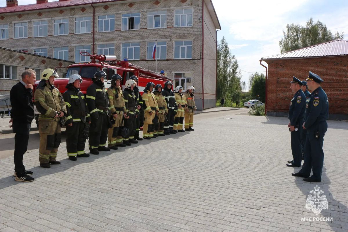 Огонь по сценарию. На базе Ординской средней школы прошло пожарно-тактическое учение Огонь по сценарию. На базе Ординской средней школы прошло пожарно-тактическое учение