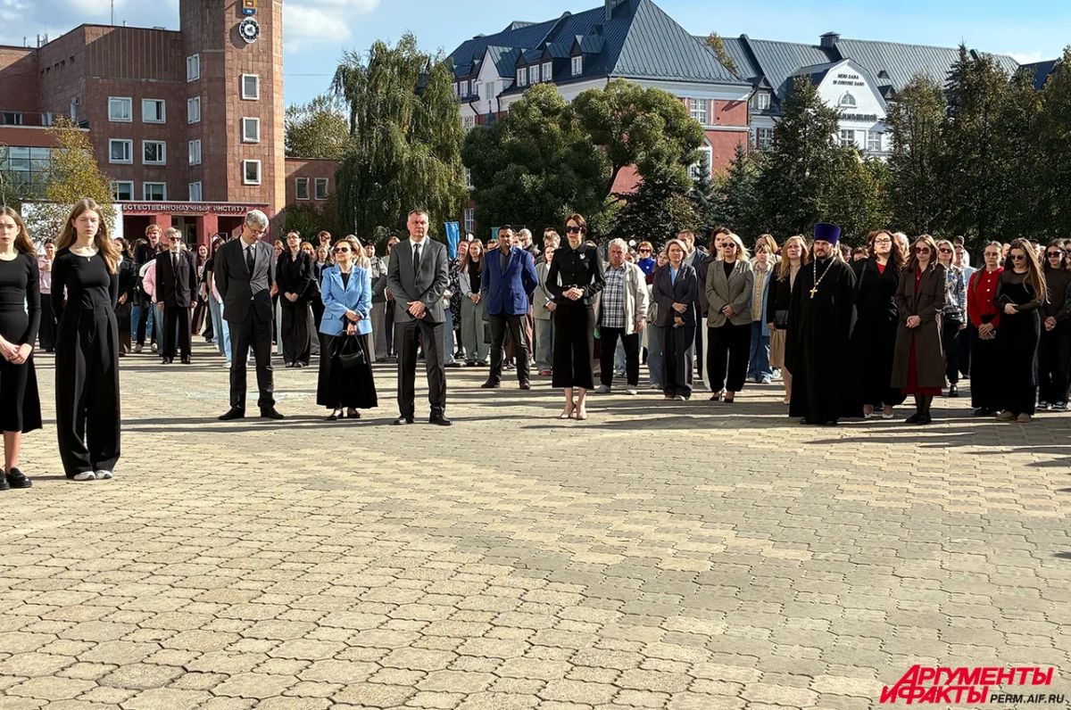 В Пермском университете открыли мемориальную табличку в память о погибших В Пермском университете открыли мемориальную табличку в память о погибших