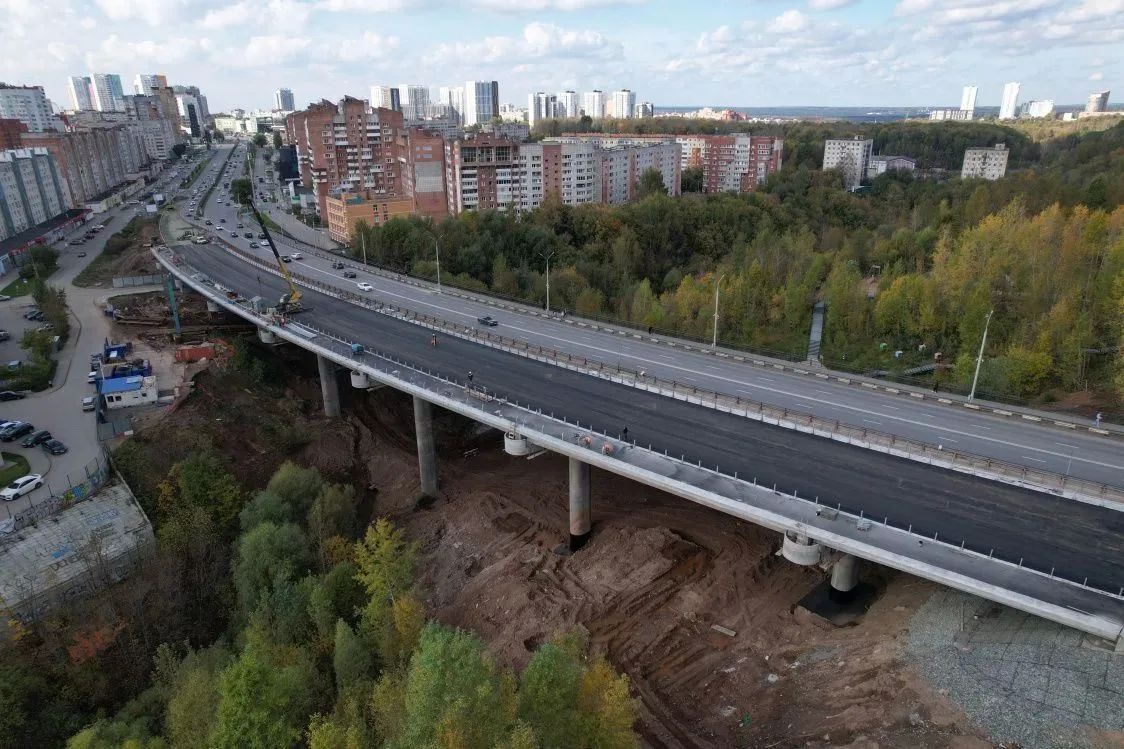 Рабочие полностью заасфальтировали новый мост через Егошиху в Перми
