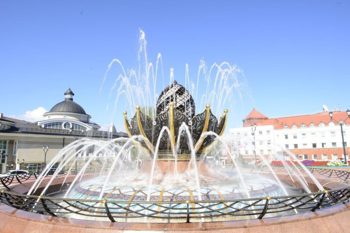 Фонтан "Яйцо Фаберже".. Фонтан имеет форму яйца и особенно впечатляет ночью благодаря оригинальной подсветке. Он расположен напротив здания Центра искусств для одаренных детей Севера, на улице Мира Фонтан "Яйцо Фаберже".. Фонтан имеет форму яйца и особенно впечатляет ночью благодаря оригинальной подсветке. Он расположен напротив здания Центра искусств для одаренных детей Севера, на улице Мира