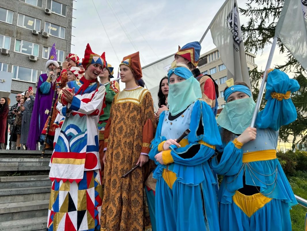 В лучах заката. Участники театрального фестиваля прошлись по улицам Перми В лучах заката. Участники театрального фестиваля прошлись по улицам Перми